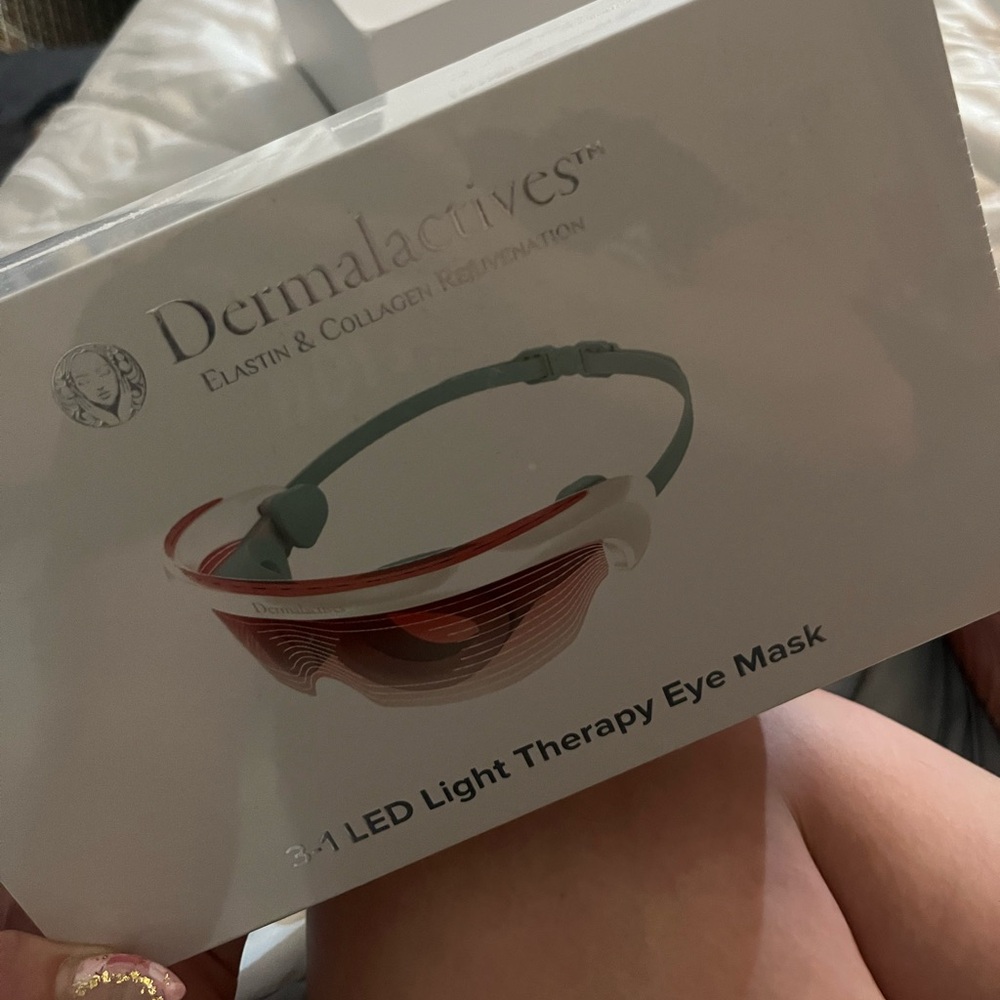 Dermelactive eye light mask 3-1 brand new